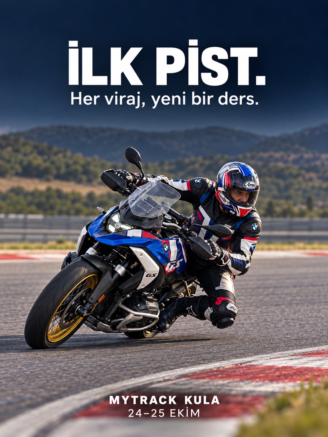 Pistte viraj alan bir motosiklet sürücüsü